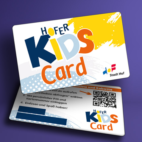 Hofer Kids Card, Vorder- und Rückseite auf einem lila Hintergrund 